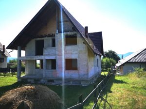 Vilă la ”roșu”, teren 800 mp, zona Gloduri, comuna Alexandru cel Bun